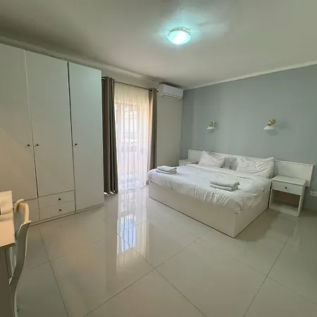 Aparthotel The Triton 3*